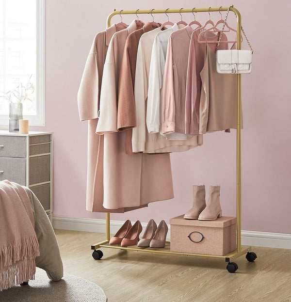 SEGENN Catania Goudkleurig Kledingrek met Wielen en Opbergplank – Sterk, Verplaatsbaar & Elegant-Elegant Kledingrek op Wielen – Goud met Legplank – Modern en Functioneel Design